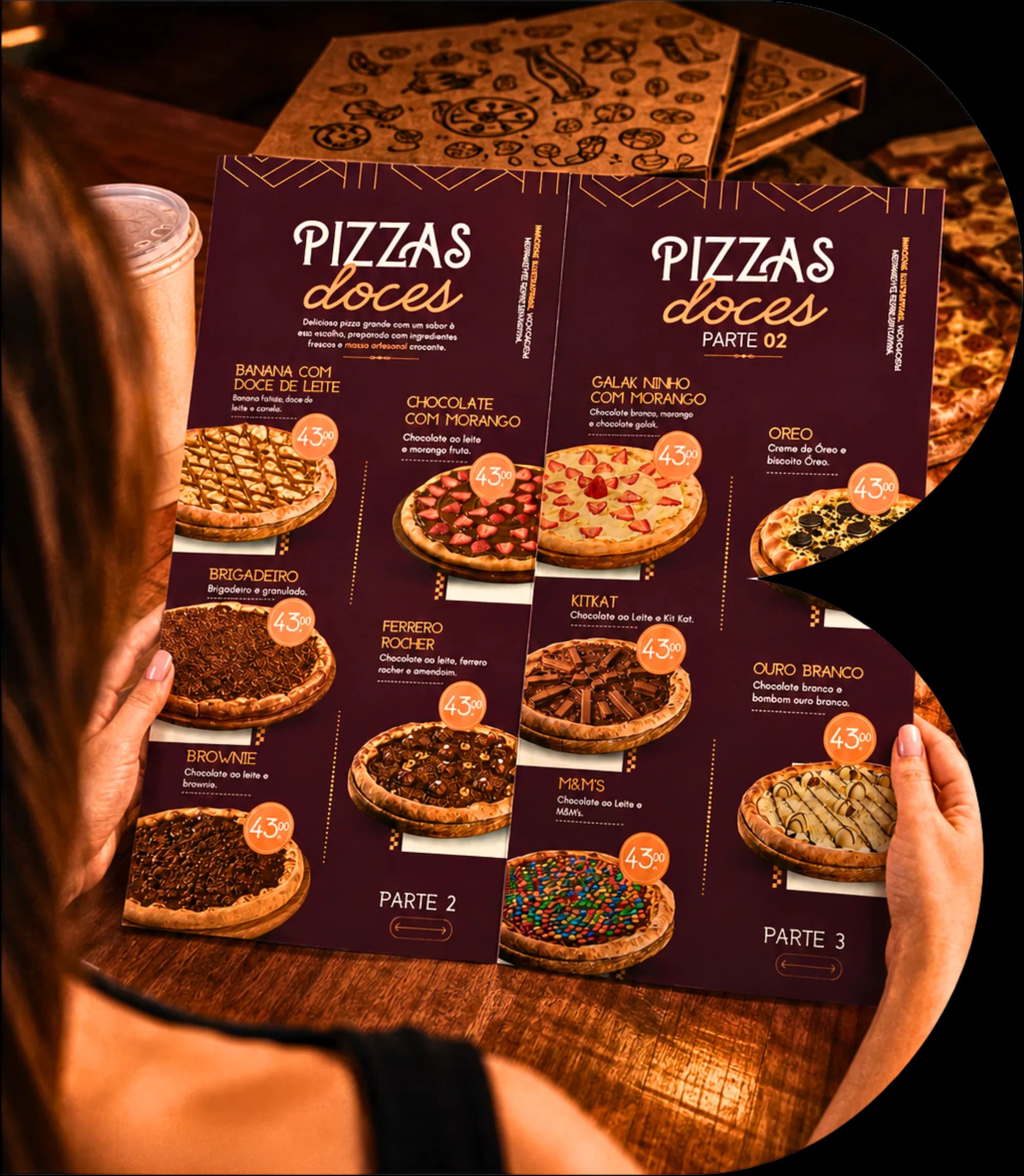 Cardápios de pizza da AZ Art, com destaque para pizzas doces, sendo folheados por um cliente
