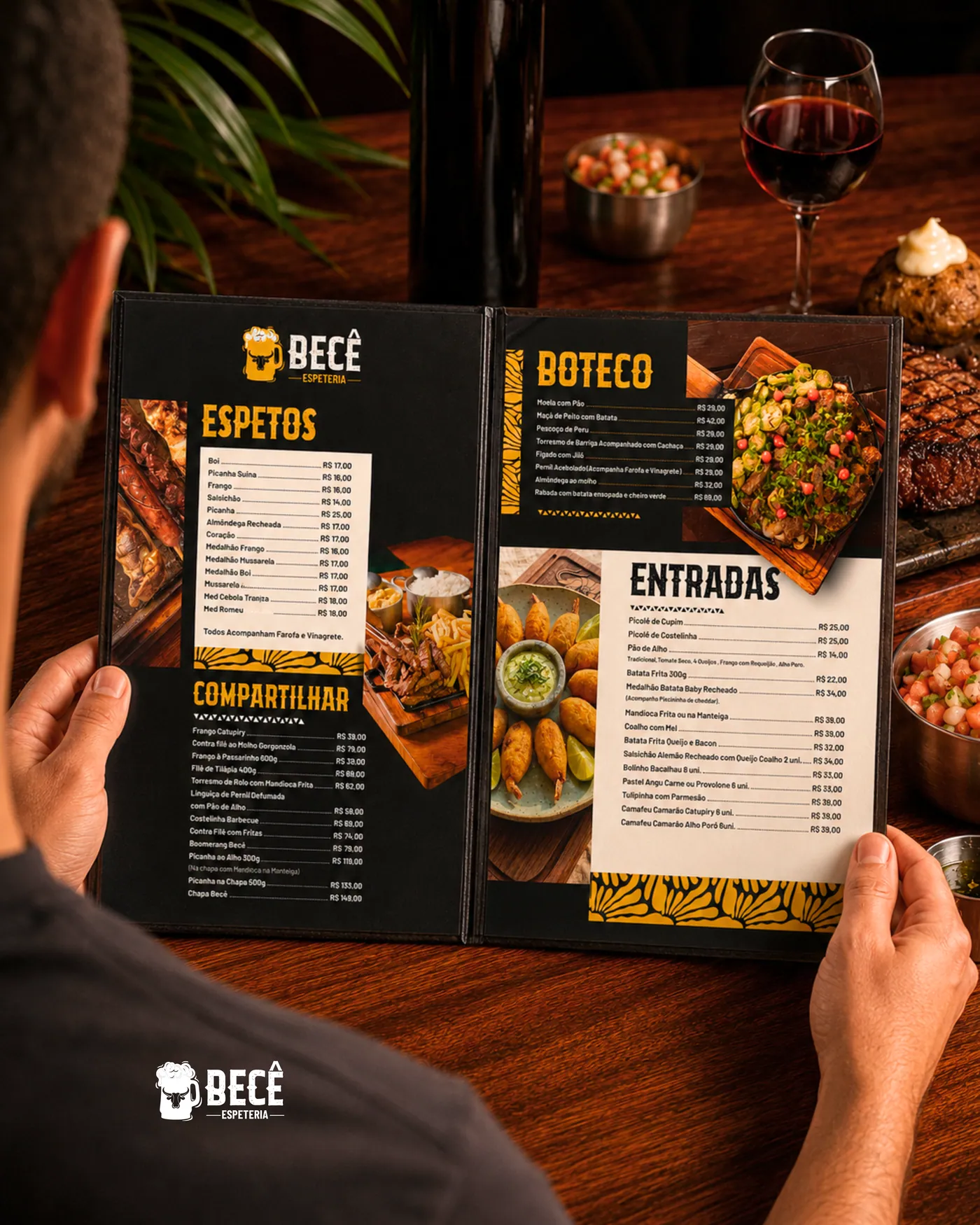 Cliente segurando o cardápio de BECE, bar - restaurante