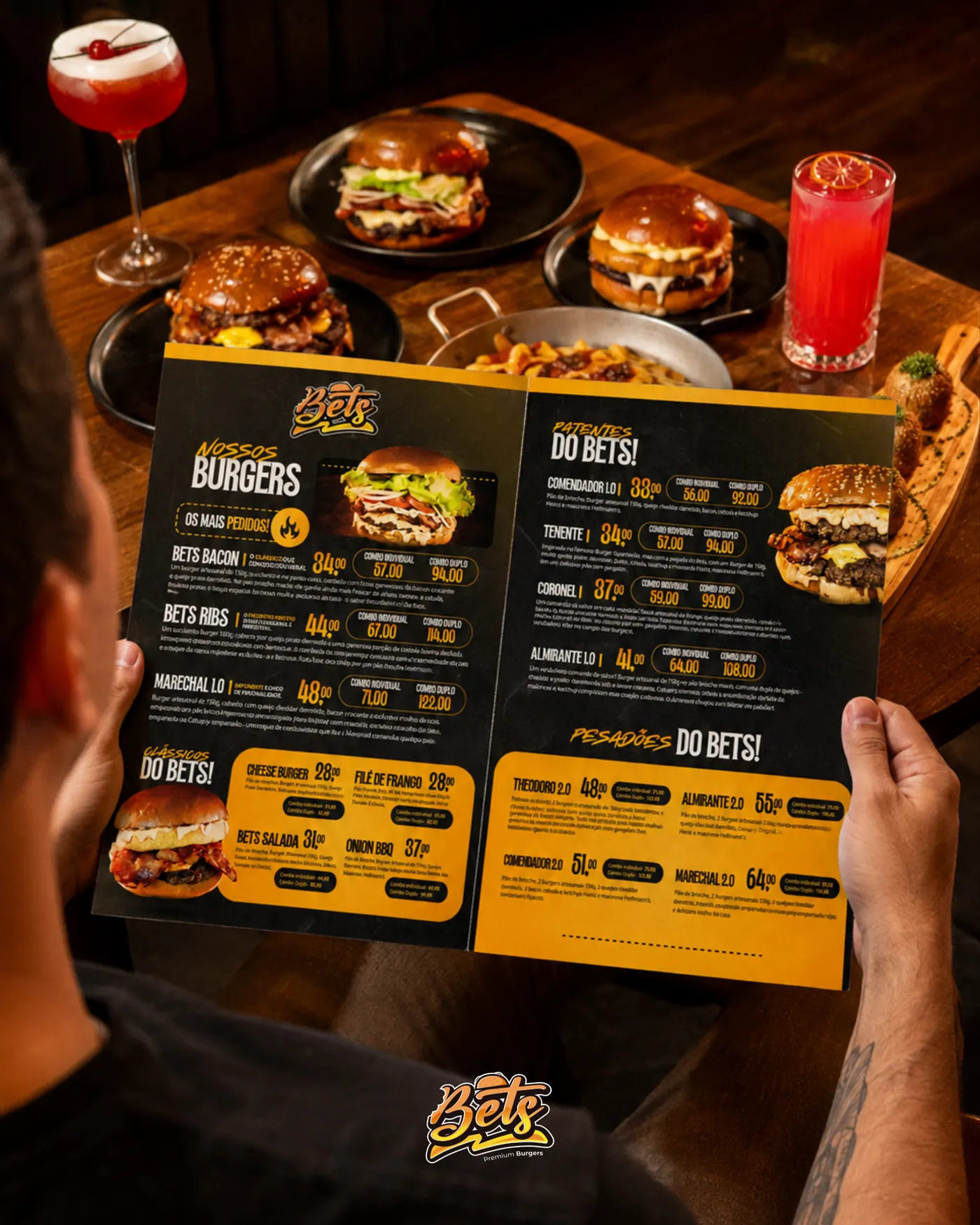 Cliente segurando o cardápio de BETS, hamburgueria