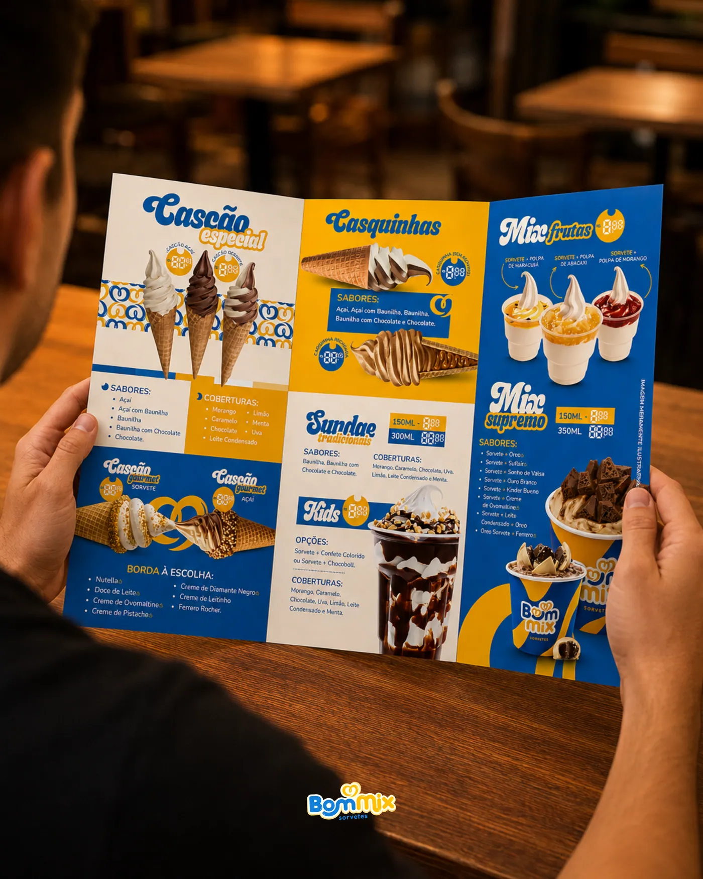 Cliente segurando o cardápio de BOM MIX, sorveteria - açaiteria