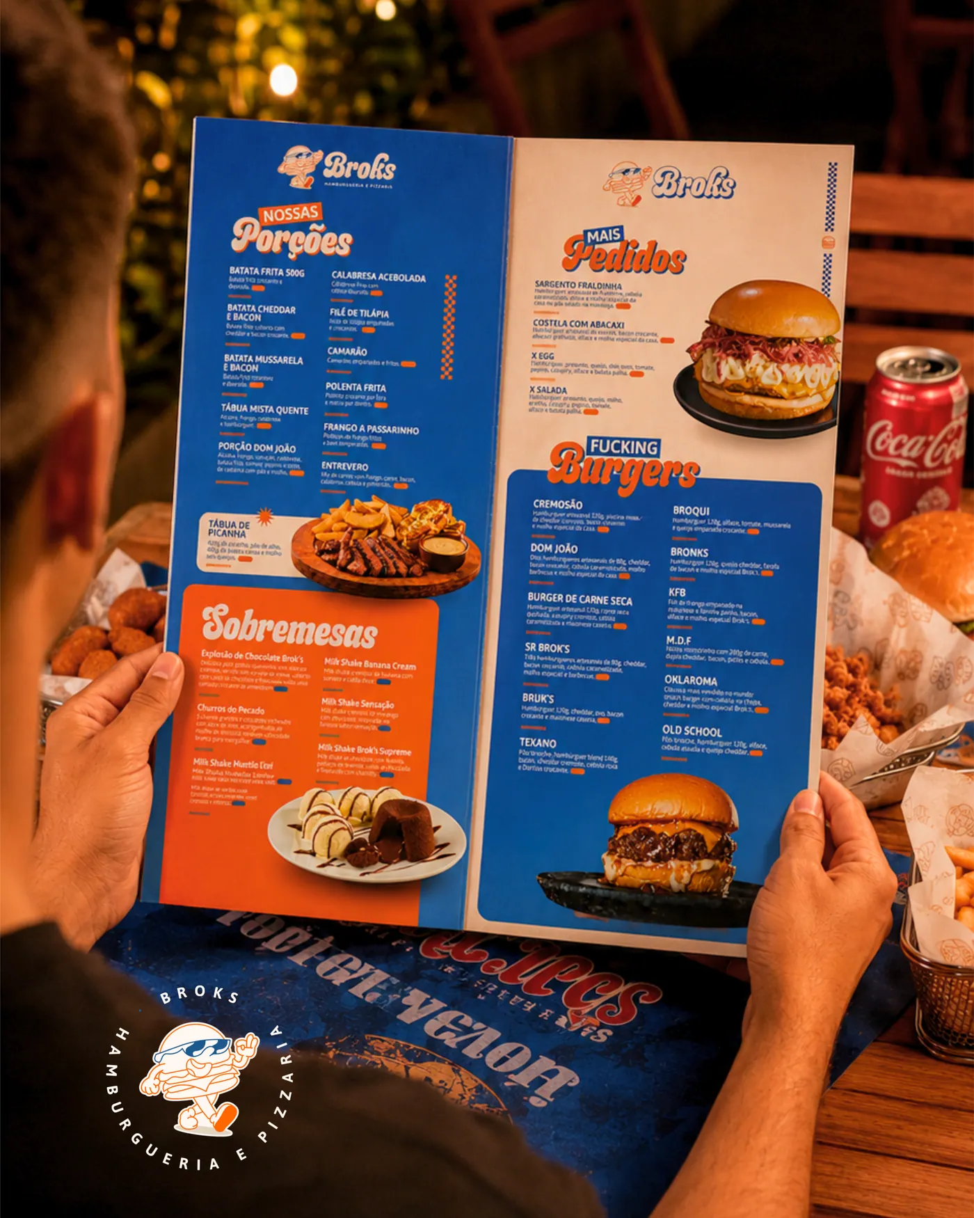 Cliente segurando o cardápio de BROKS, pizzaria