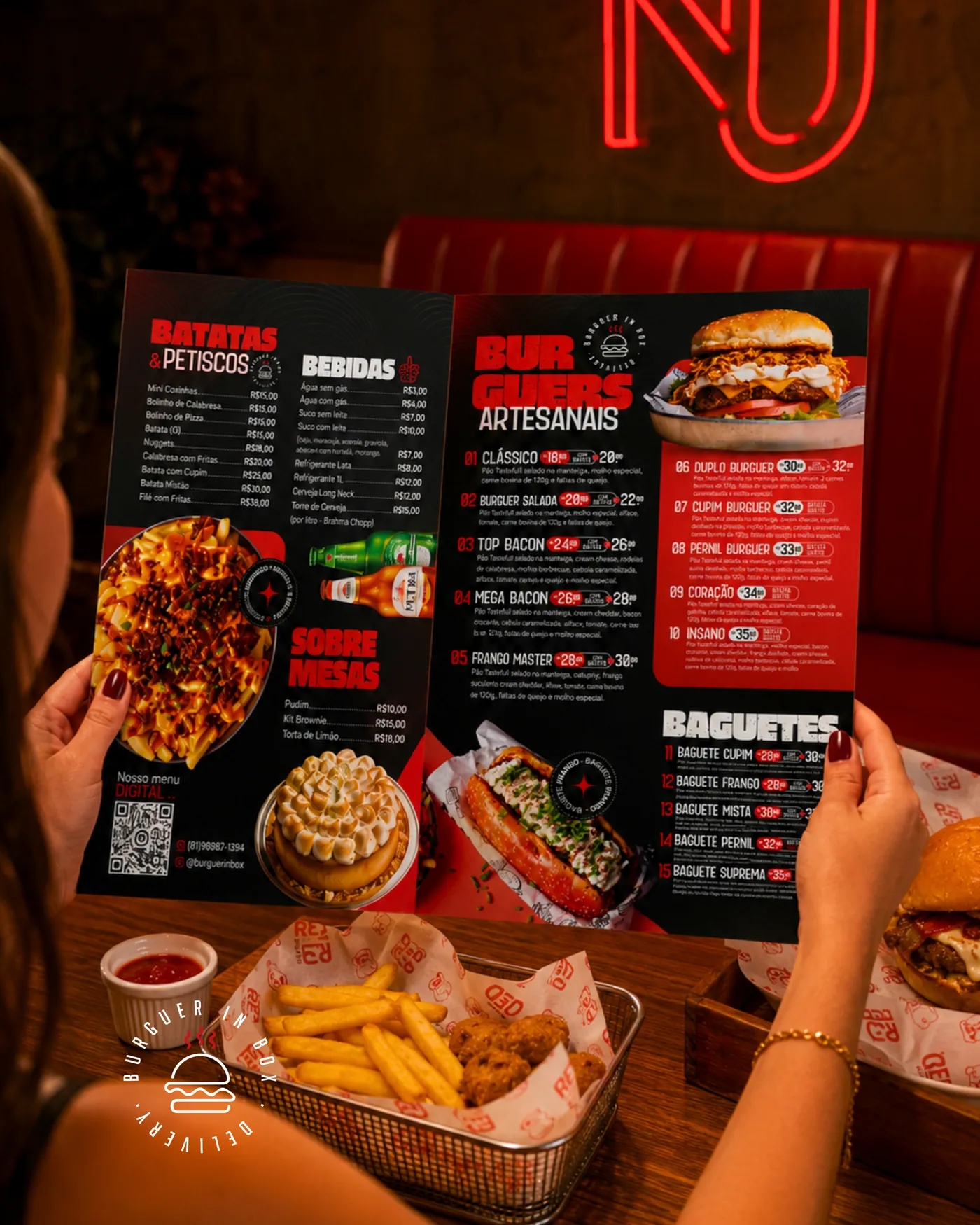 Cliente segurando o cardápio de BURGUER IN BOX, hamburgueria