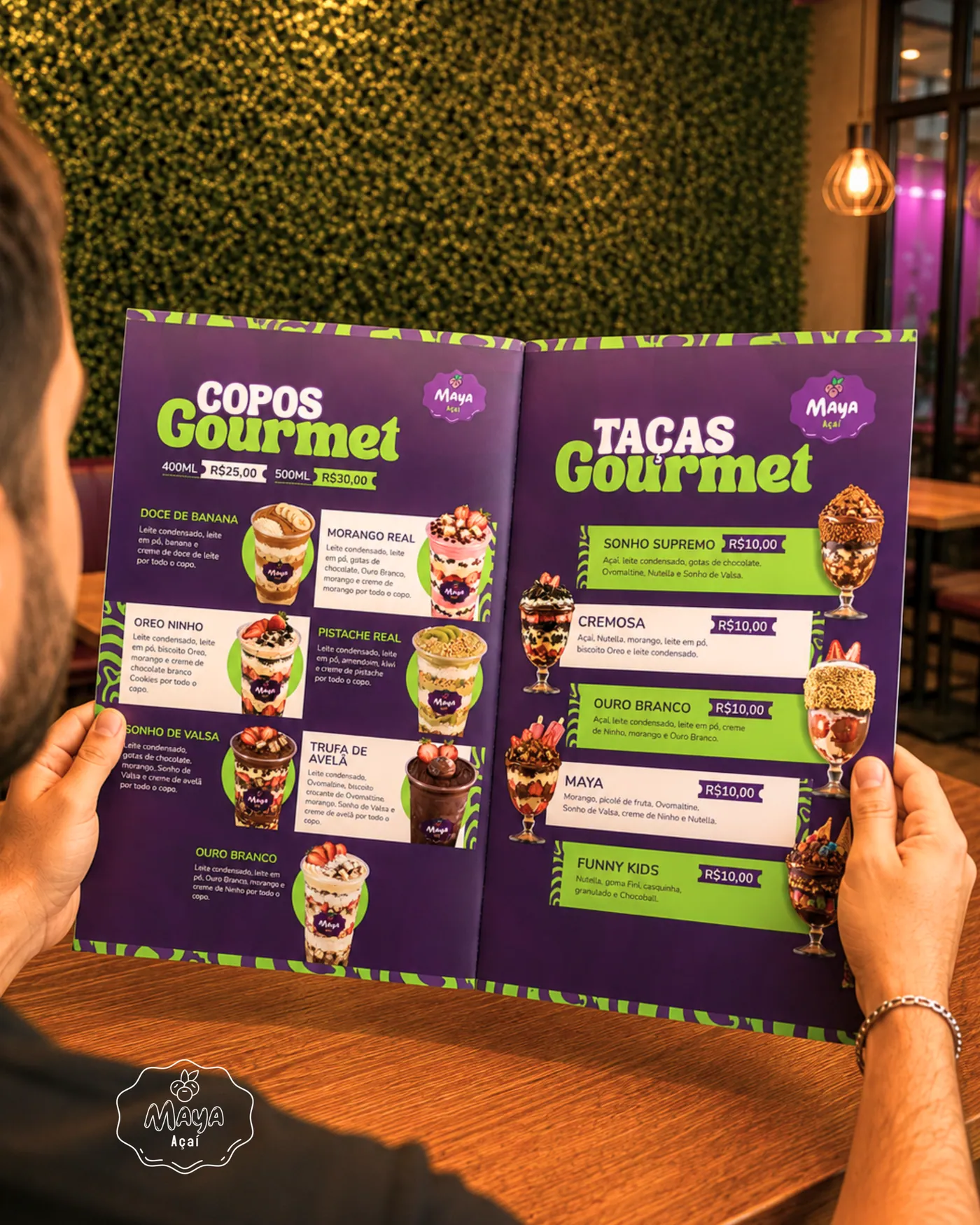 Cliente segurando o cardápio de MAYA, sorveteria - açaiteria