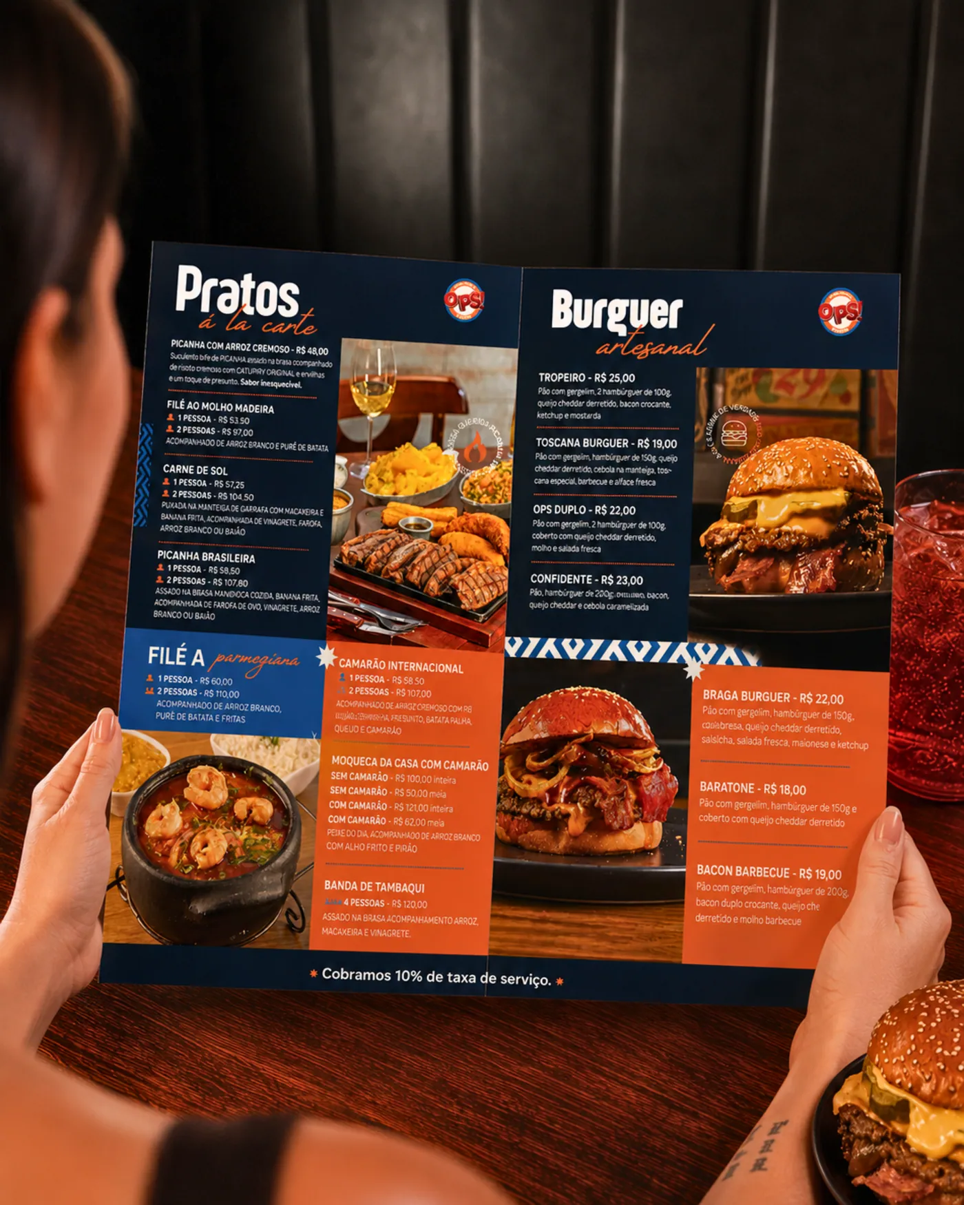 Cliente segurando o cardápio de OPS, bar - restaurante