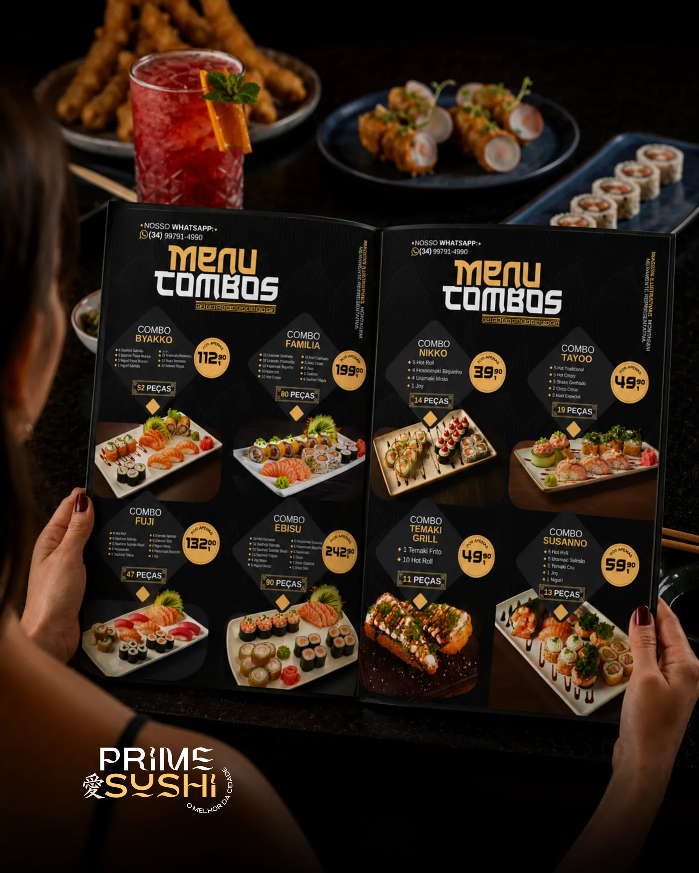Cliente segurando o cardápio de PRIME SUSHI, bar - restaurante