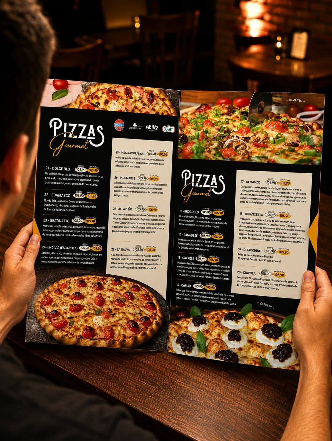 Cliente segurando o cardápio de QUINTAL, pizzaria