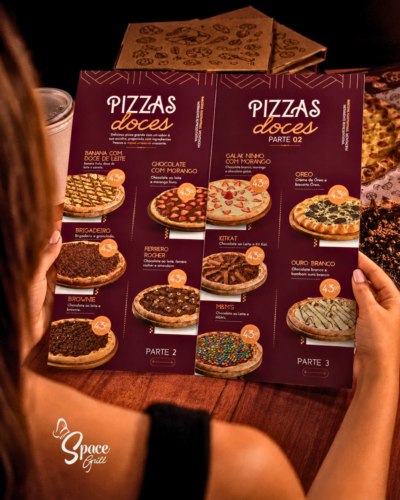 Cliente segurando o cardápio de SPACE GRILL, pizzaria