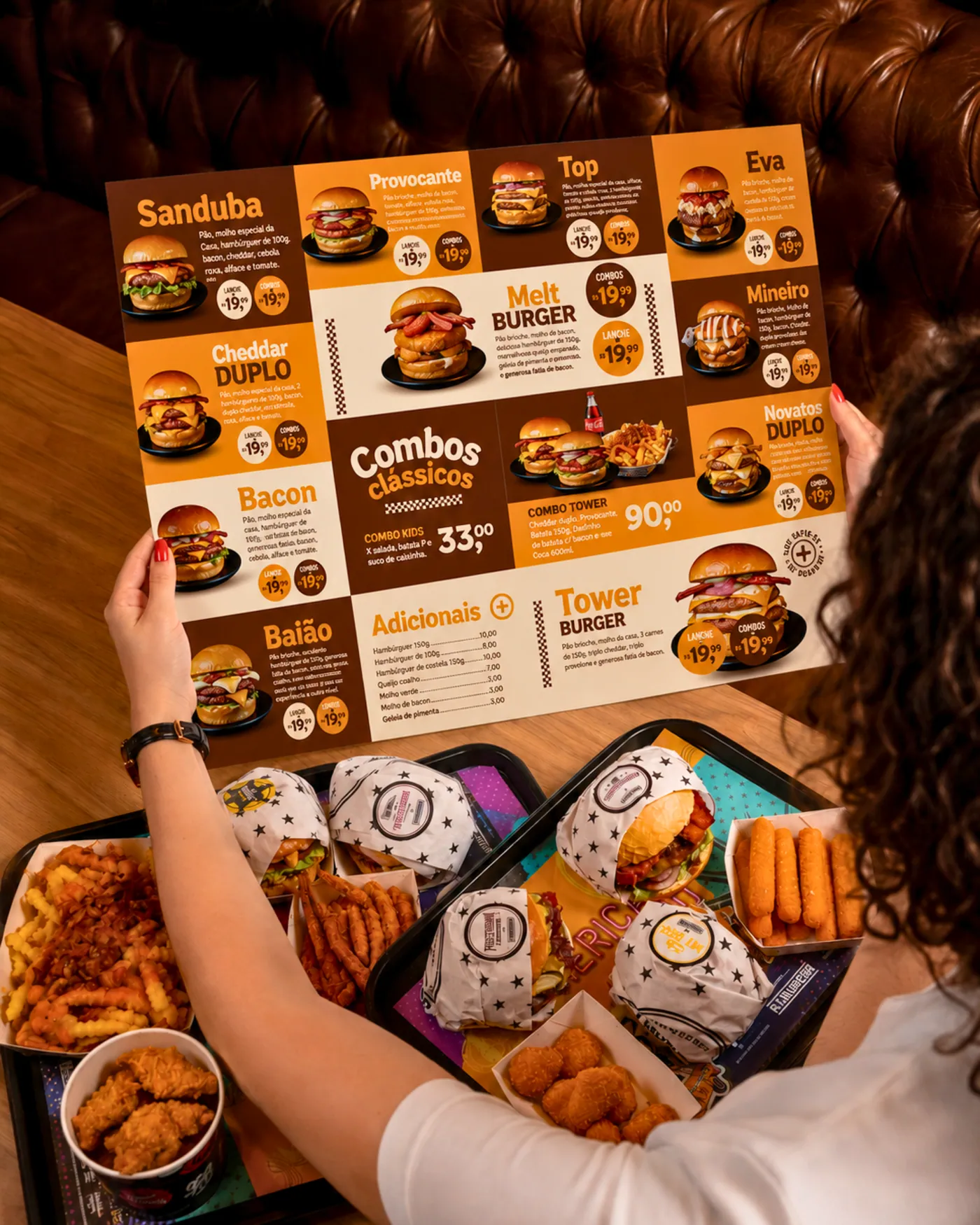 Cliente segurando o cardápio de TOWER BURGER, hamburgueria